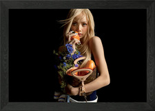 Quadro donna con borsa Louis Vuitton incorniciato wall art poster stampa tela