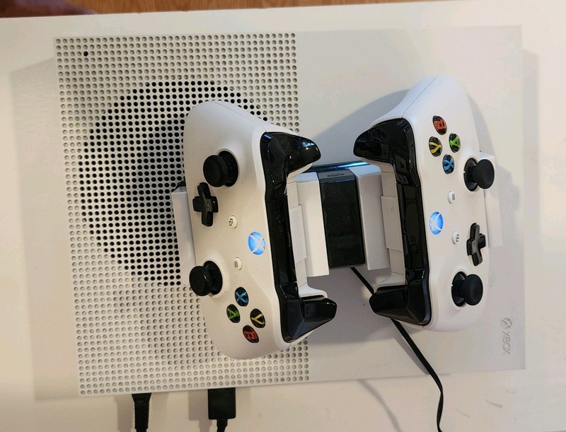 Microsoft Xbox 1 S Tefurbished Console + 2 Controllers no issues.