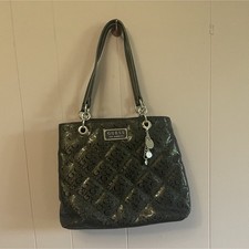 Borsa a tracolla GUESS nera trapuntata logo ciondolo ferramenta argento magnetica donna