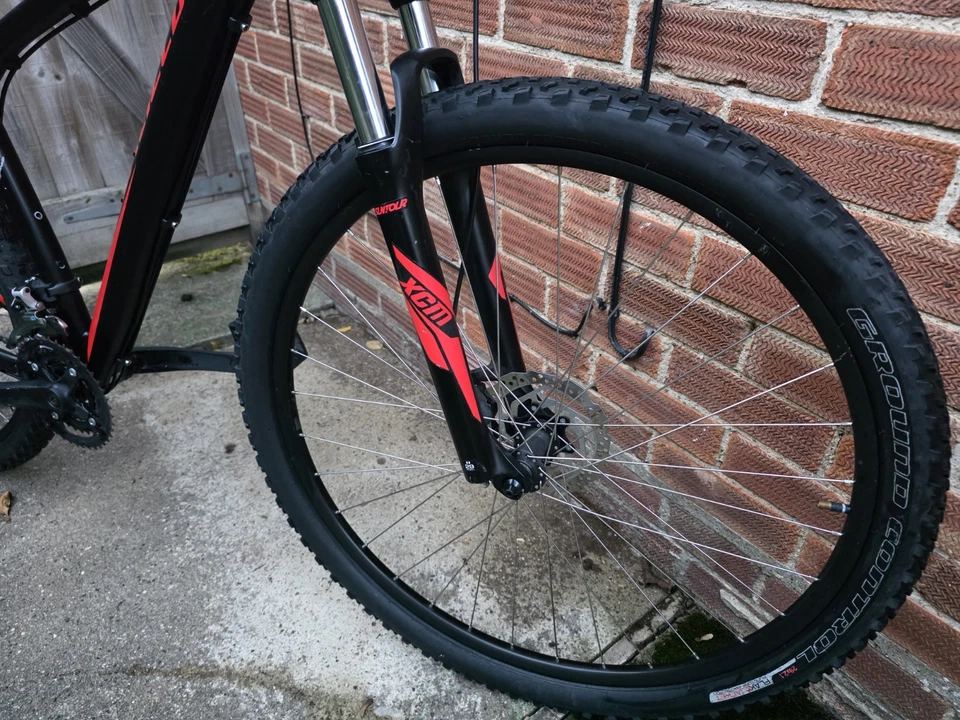 Specialised rock hopper with 26 inch mountain bike wheels and hydraulic brakes, photo 3 of 5