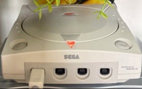 DreamCast Bundle - 3 Controllers, 2 Memory Cards, & 2 Games!
