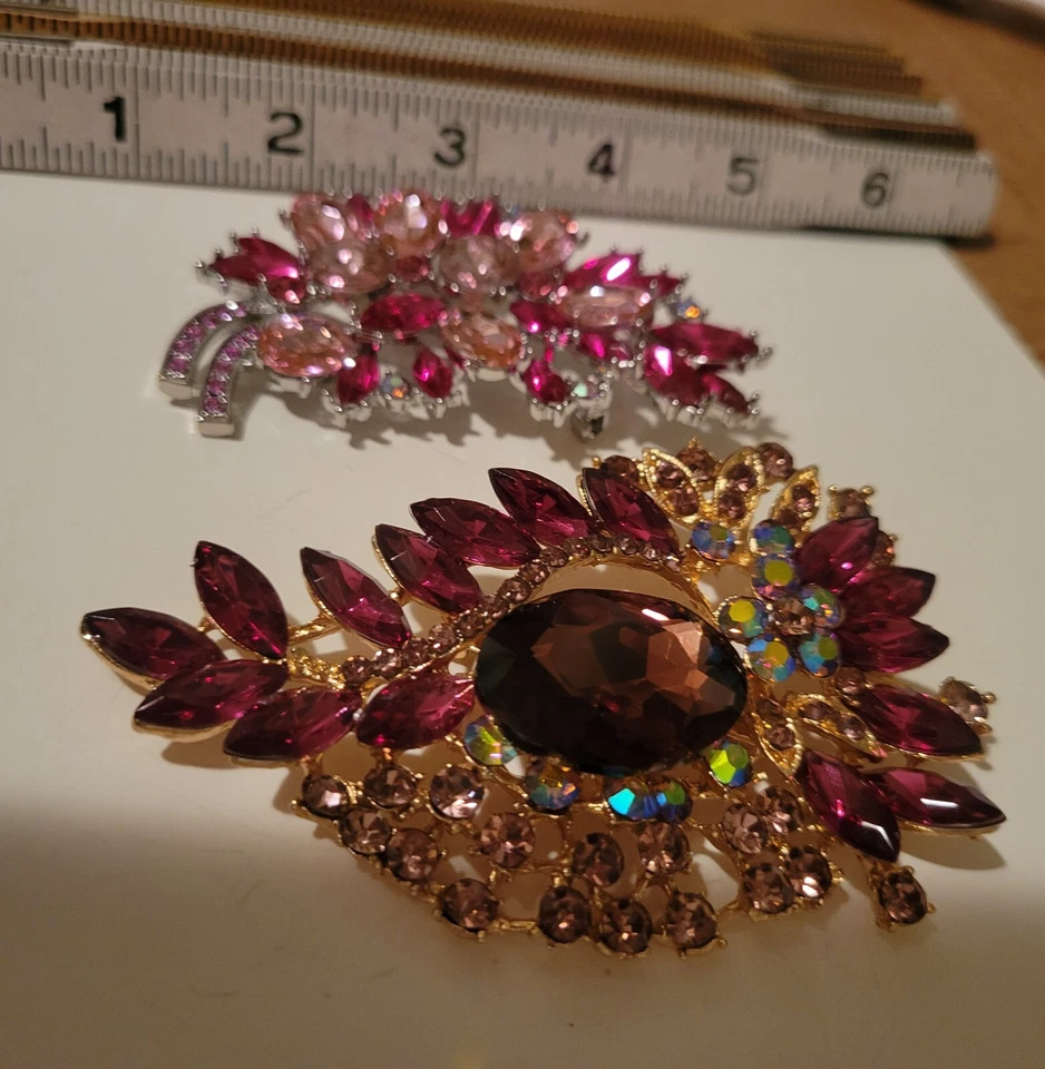 Lote de 2 broches florales de diamantes de imitación rosa púrpura impresionantemente hermoso E344 Foto 2 de 4