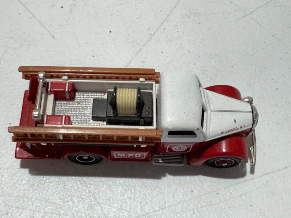 Ford V8 2001 Corgi Fire Heroes 1939 bomba CS90009 Millwood Departamento de Bomberos de Nueva York de colección Foto 2 de 4
