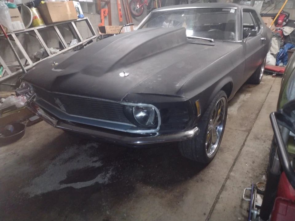 Ford Mustang 1970 capó de inducción de fibra de vidrio de 6 pulgadas. Pintado en acabado mate. Foto 3 de 4