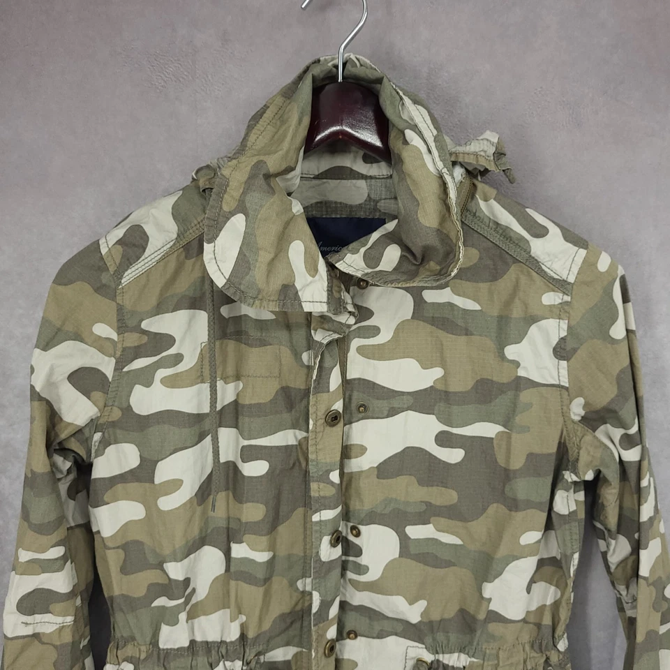 Chaqueta cortavientos American Eagle para mujer mediana camuflada ligera con capucha Foto 3 de 4