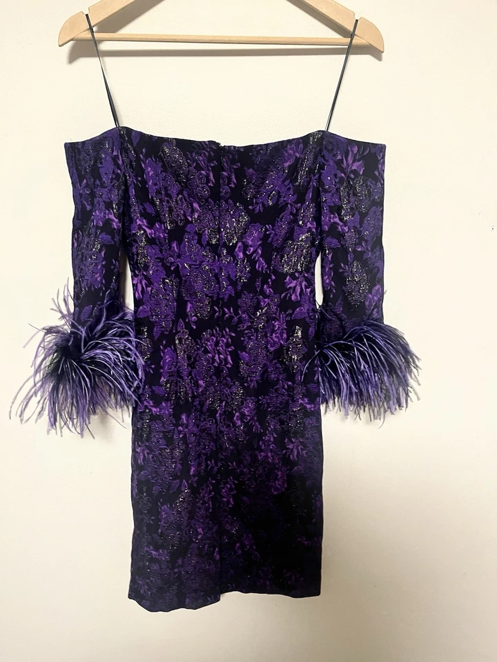 Vestido recto Teri Jon de Rickie Freeman púrpura con ribete de plumas escote cuadrado Foto 4 de 4