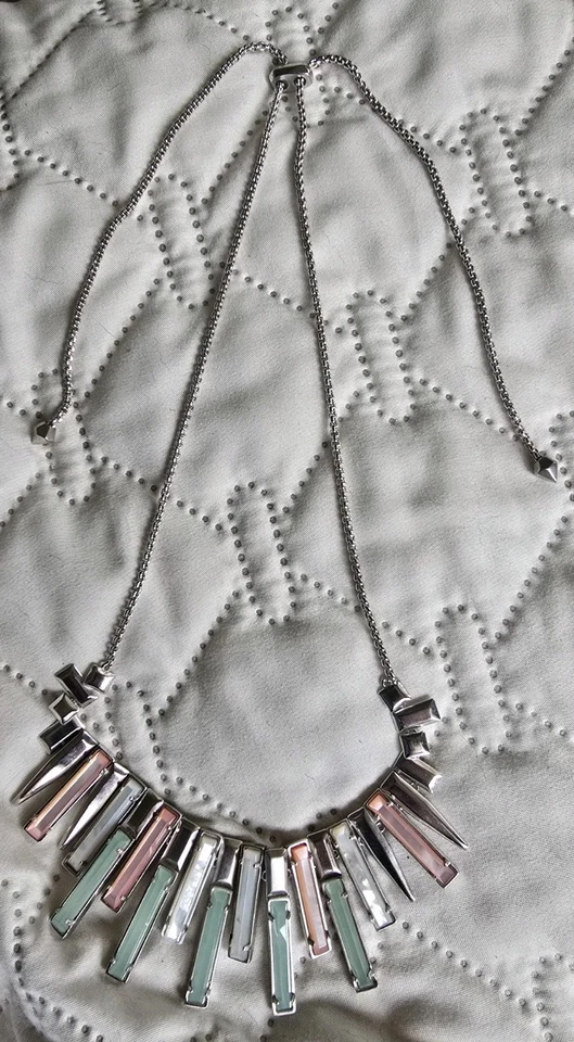 Ожерелье с застежкой-липучкой Kendra Scott розовое морское зеленое серебристое дихроичное стекло - Изображение 3 из 4