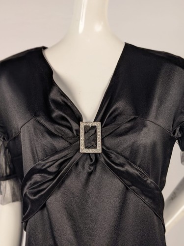 ELEGANTES SCHWARZES PORZELLAN SEIDENSATINKLEID AUS DEN SPÄTEN 1920ER JAHREN MIT DURCHSICHTIGEM TÜLL KURZARM - Bild 3 von 7