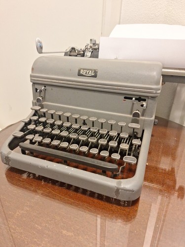 Royal Magic Margin Touch Control Typewriter Vintage 1940's Pre-owned - Picture 2 of 17