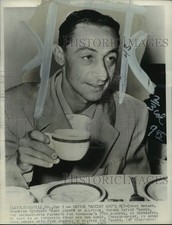 1953 Press Photo Jockey Eddie Arcaro lifts a cup of tea, Louisville, Kentucky