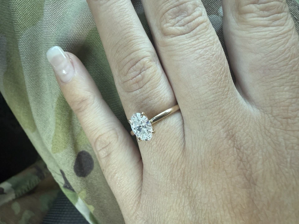 Anillo solitario de diamantes cultivados en laboratorio de 1,5 quilates con forma ovalada tamaño 7 oro amarillo de 14 quilates 3,41 gm Foto 3 de 4