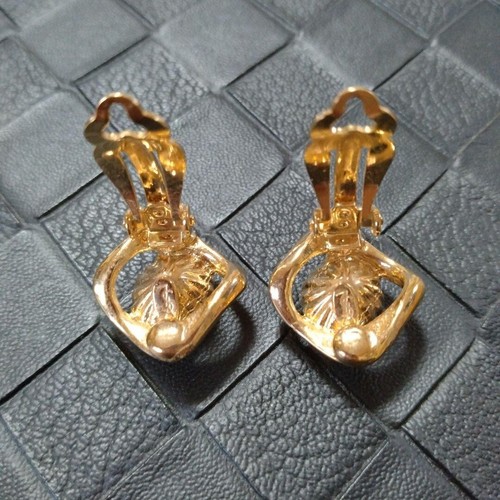 Orecchini YSL Yves Saint Laurent cristallo colore oro altezza 2 cm donna usati - Foto 4 di 7