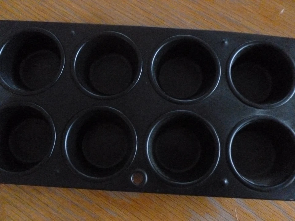 Primitive/Antique muffin  pan tole painting of chickens - Image 4 of 4