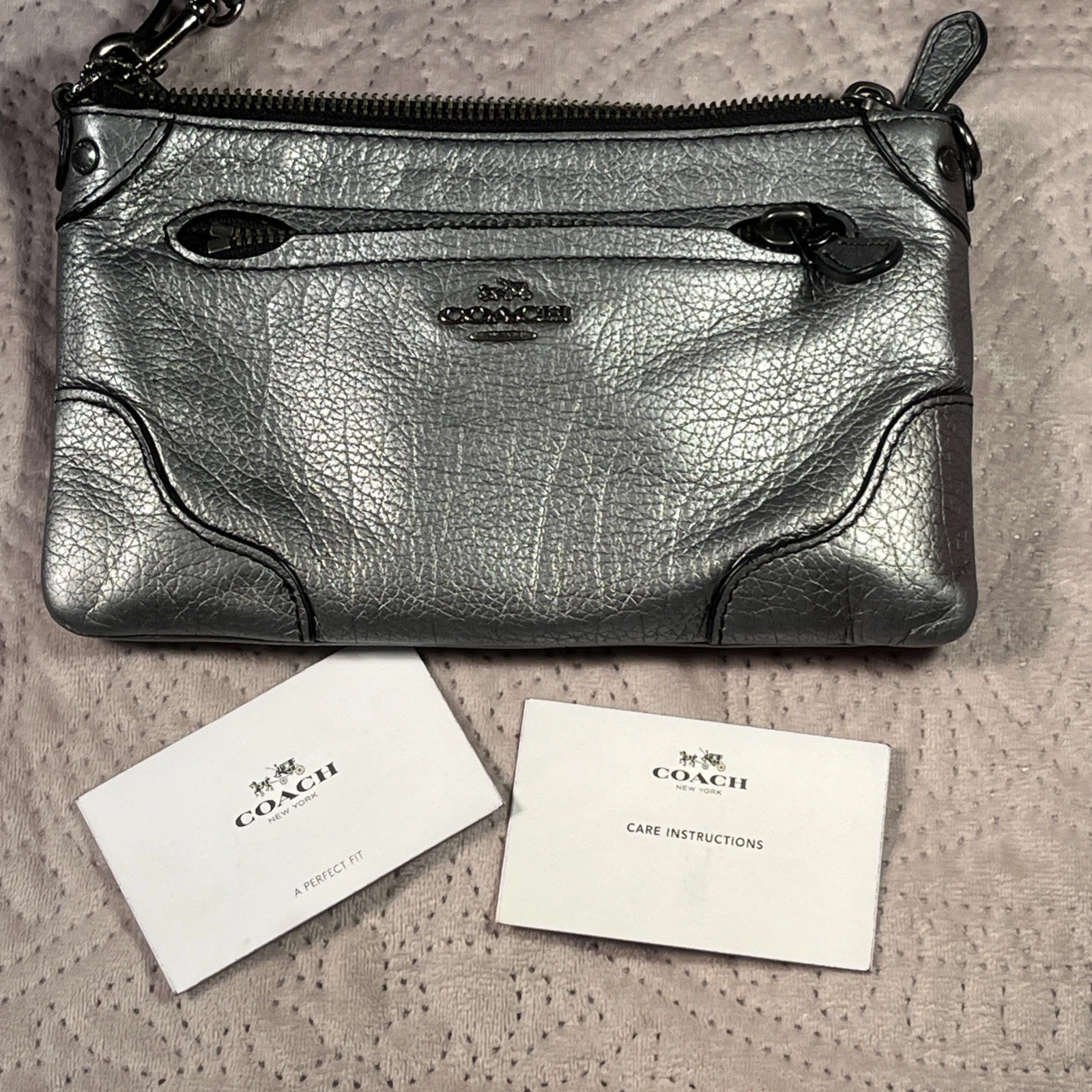 COACH Borsa pochette da polso in pelle con ciottoli argento metallizzato porta carte di credito