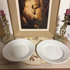 2 assiettes creuses blanches Apilco décor avec reliefs