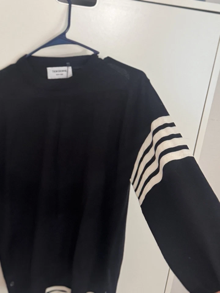 THOMBROWNE. ДЖЕРСИ СТЕЖОК РАССЛАБЛЕННЫЙ КРОЙ ВОРОТА ПУЛОВЕР В ТОНКОЙ ШЕРСТИ МЕРИНОСА. - Изображение 4 из 4