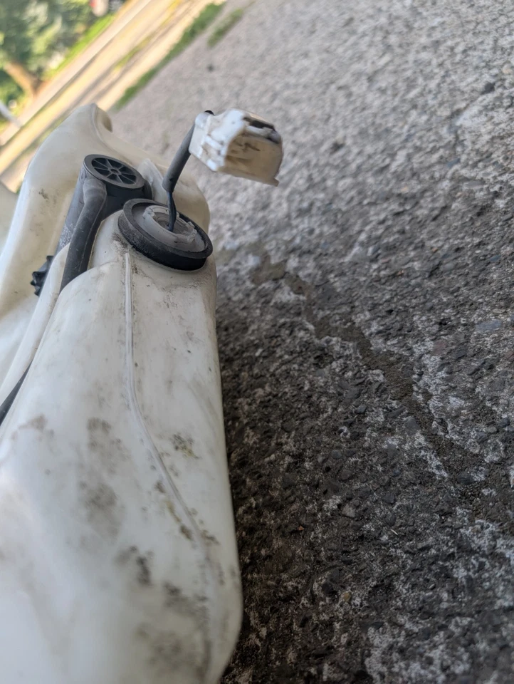 Lexus SC300 SC400 1993 OEM parabrisas lavadora depósito tanque con cuello de llenado Foto 2 de 4