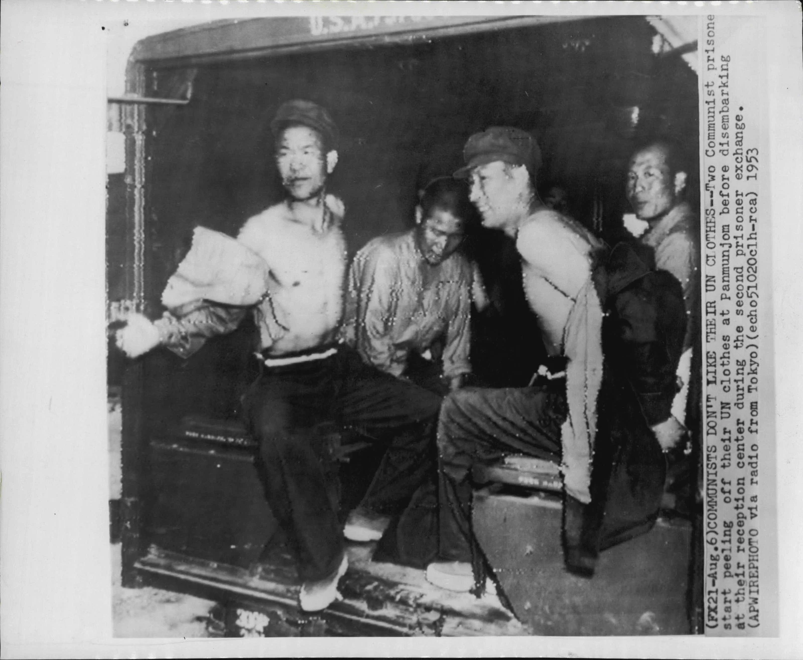 Communist Prisoners Strip UN Clothing at Panmunjom 1953 Korea War Press Photo - Picture 1 of 1