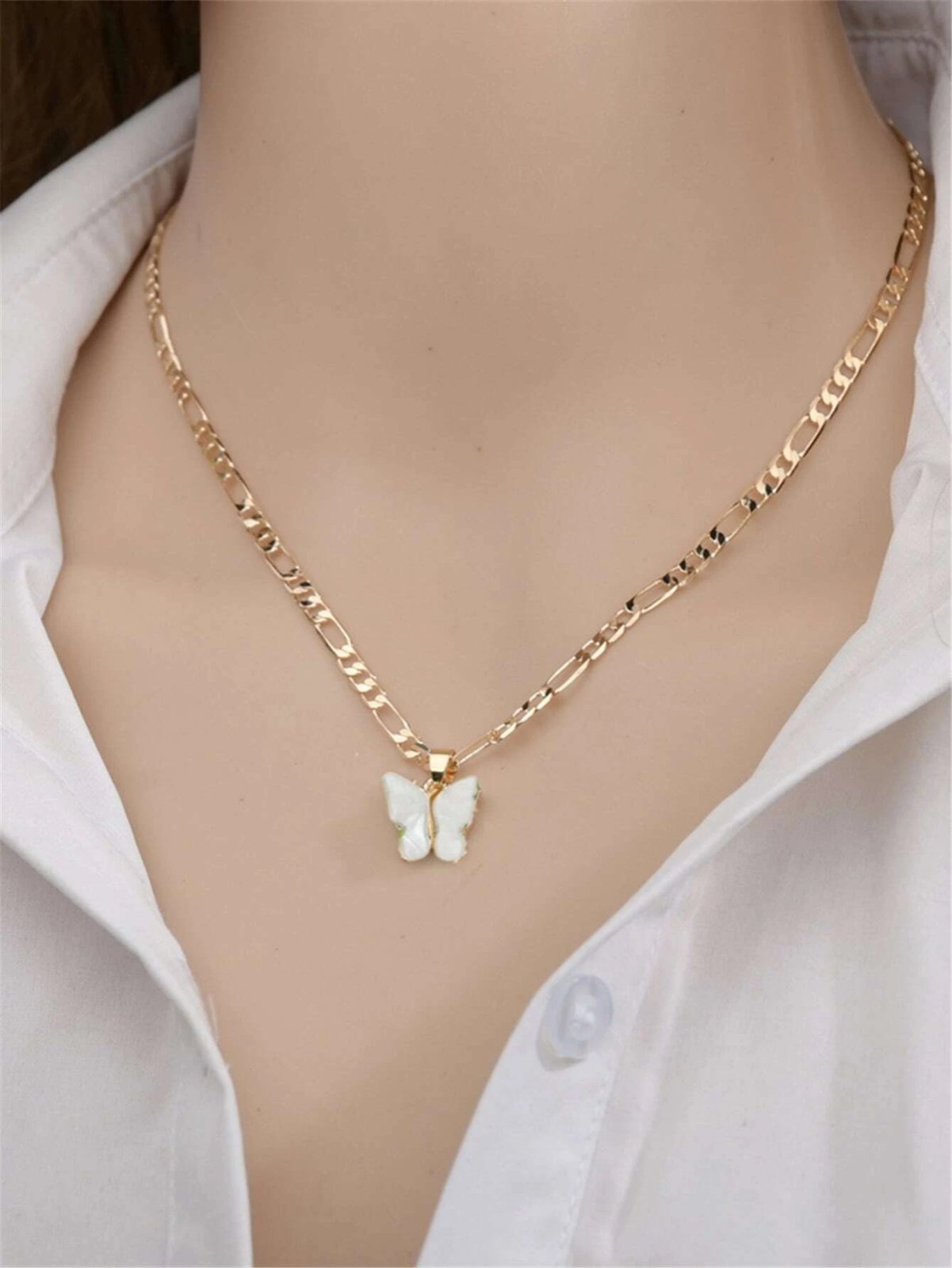 Collar con Cadena y Dije Mariposa Sakura Oro | Abba Joyas