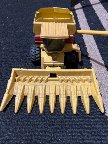 Vintage New Holland Combine with Corn Head 1:32 ERTL - Picture 3 of 3