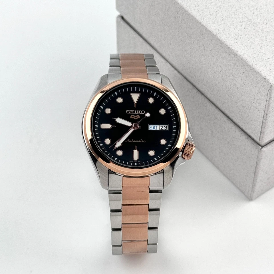 Reloj Seiko Hombre 5 Deportes SKX SRPE58 Automático Esfera Negra Con Oro Rosa Foto 4 de 4