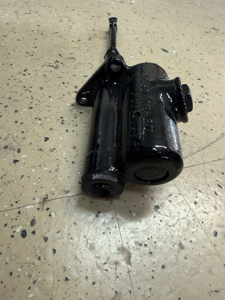 Cilindro maestro de freno 1938 Cadillac modelos 60 Special 65 Series 60 Foto 3 de 4