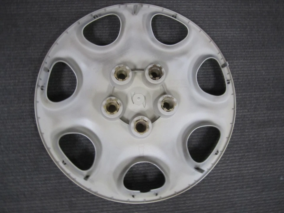 Cubierta de rueda plateada Buick Regal 1998-2004 15" OEM 9593555 1150 - una/1 Foto 3 de 4