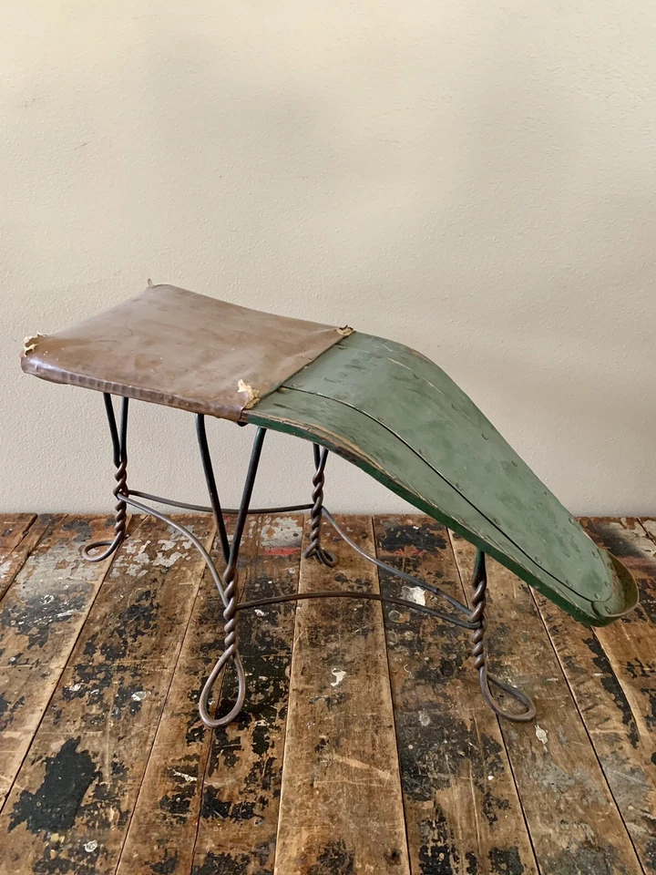 Antiguo Zapato de Hierro Retorcido Vendedor Zapato Bota Brillo Taburete Banco Primitivo Foto 2 de 4