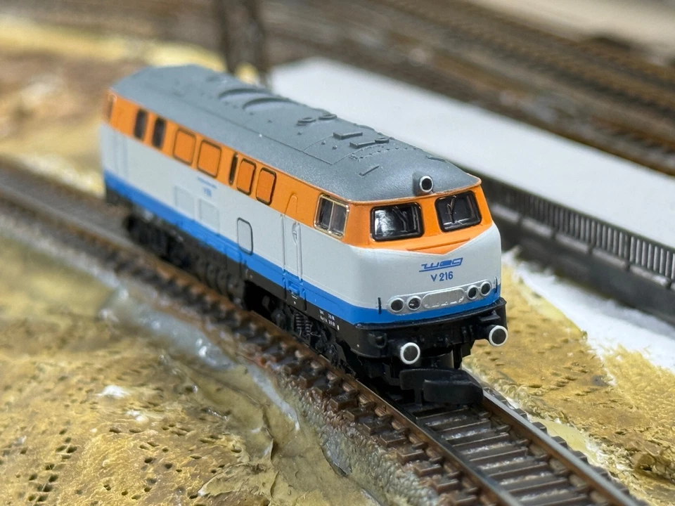 Z Scale Marlin 88669 Class V 216 Diesel Locomotive - Image 3 of 4