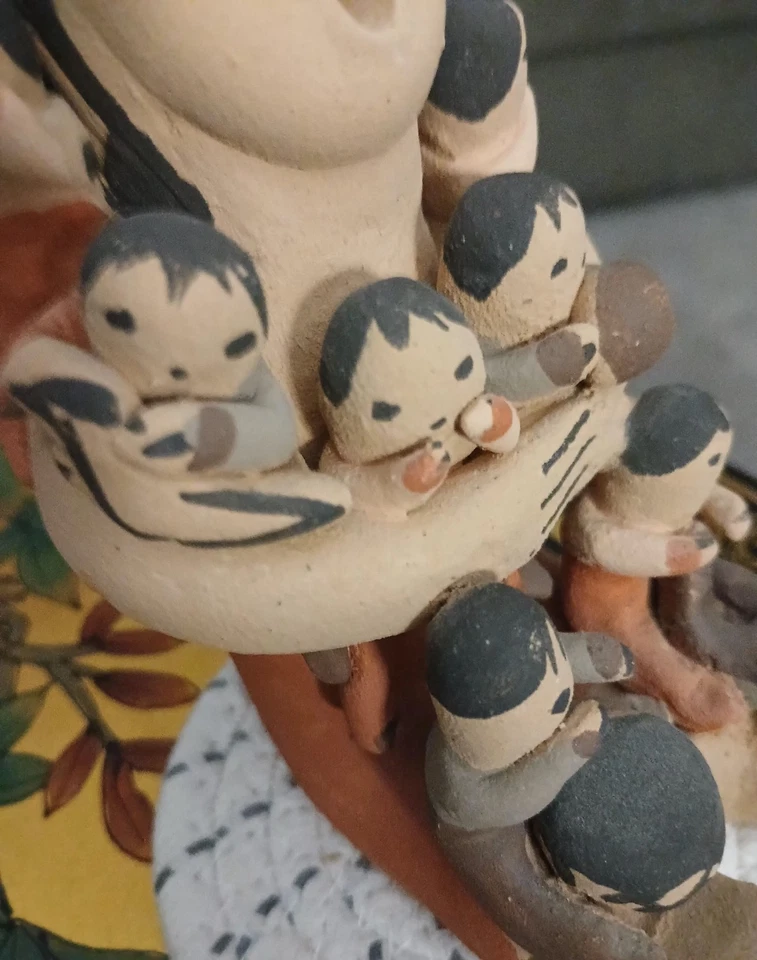 Cuentacuentos Taos Pueblo, Juanita Martínez, 9 niños, firmado, arcilla enrollada a mano Foto 2 de 4