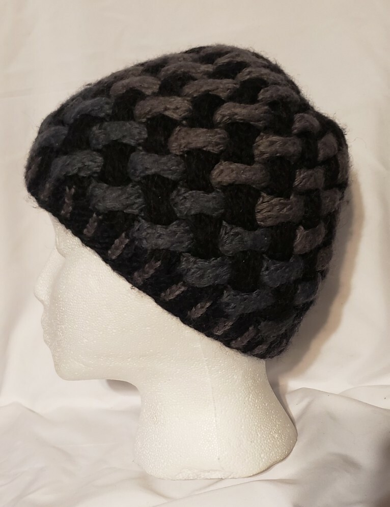 North Face Women’s Beanie,  Cableknit nice RARE image 3