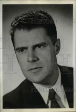 1944 Press Photo Robert Gessner, Author - nef37939