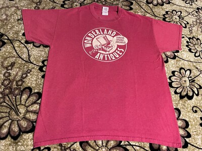 Vintage ALICE IN WONDERLAND ANTIQUES Large Red Eureka Springs Arkansas Tee