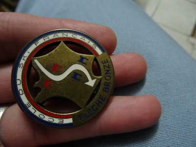 RARE BROCHE ECOLE SKI INTERNATIONAL