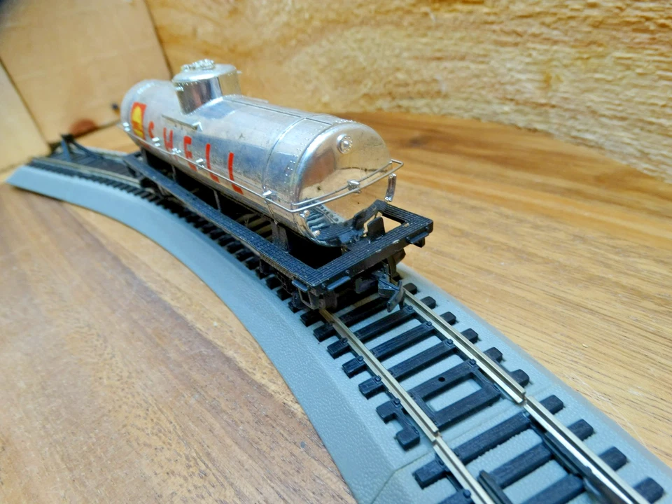 TYCO HO Scale 43' SHELL Single Dome Silver Tank Car - Image 3 of 4