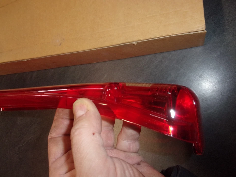 MERCEDES-BENZ SPRINTER CABOCHON FEU  arrière droit  A0008262156 NEUF ORIGINE - Photo 4/4