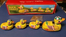 Vintage SCHYLLING Tin Litho DUCK FAMILY Windup Mama Pulls Bobbing Duckling Along