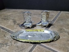 Set shaker sale e pepe Kentucky vintage con vassoio. Stivali cowboy cavalli blu erba sta