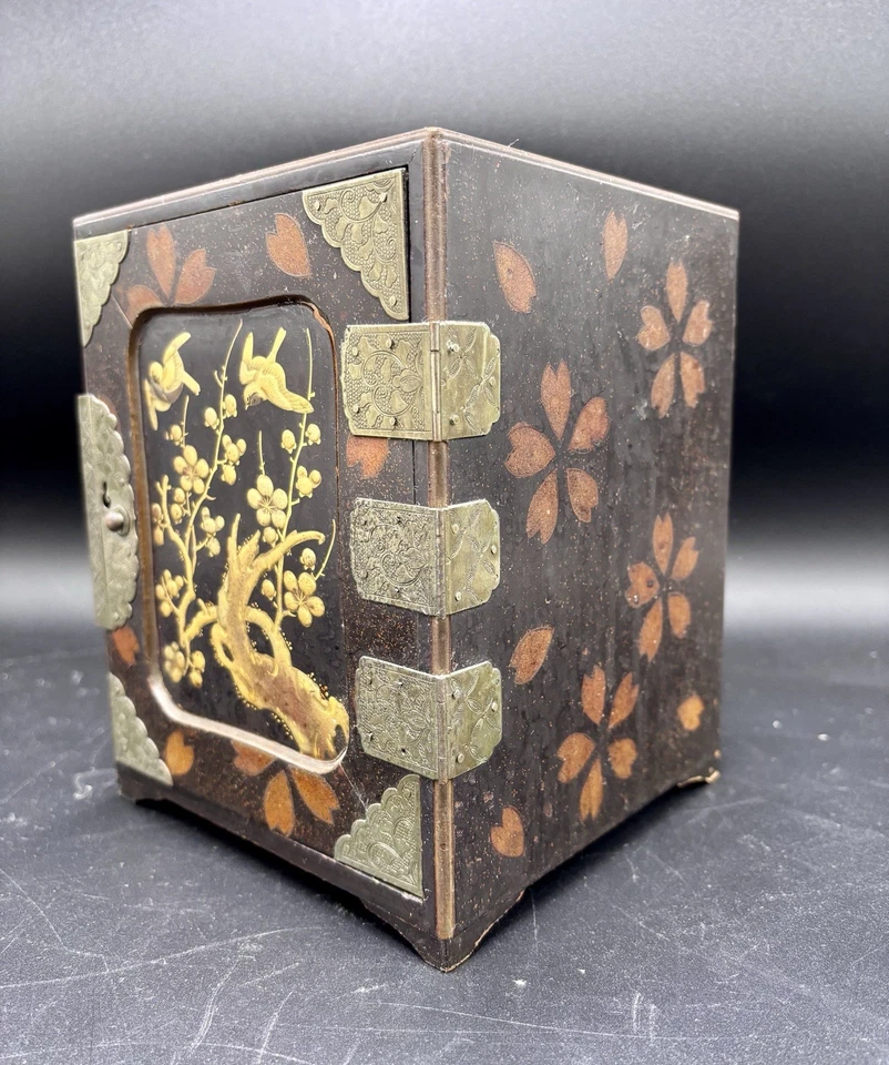 Antiguo mini armario japonés Kodansu de laca dorada del período Meiji Foto 4 de 4