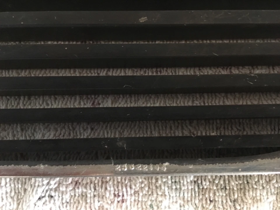 Oldsmobile 88 LS & LSS 1996-1999 REJILLA RH 25622144 montado en panel de cabezal 96-99 Foto 4 de 4