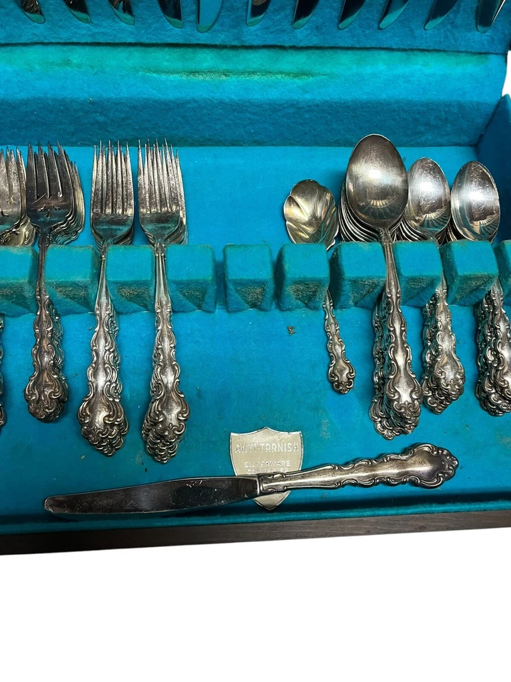 Vintage Oneida Community Modern Baroque Silverplate Flatware 65 Pieces With Case - Image 3 of 4
