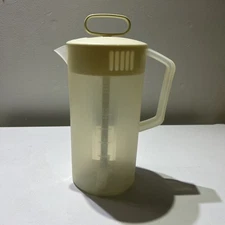 rubbermaid 2 qt pitcher 306d With Built In Mixer Vintage 