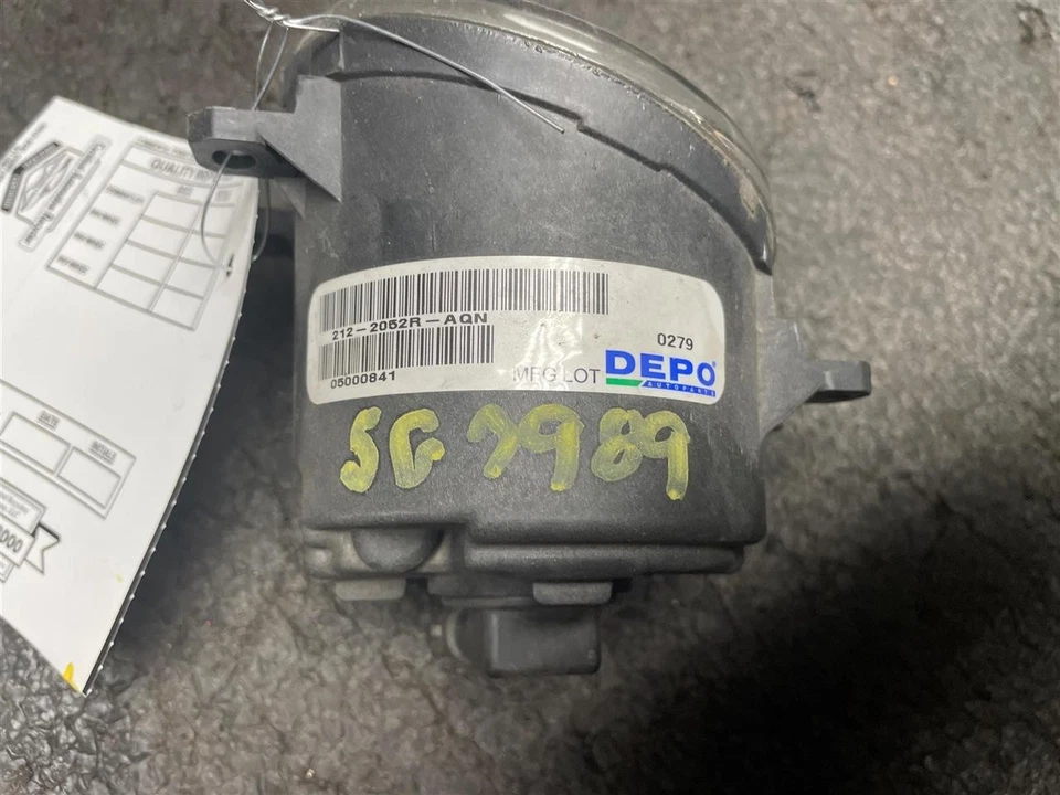 Used Driving Light fits: 2008 Toyota Avalon Fog-Driving Grade A - Imagem 2 de 4