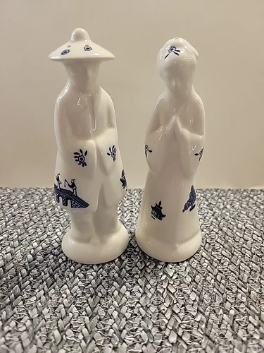 Vintage Blue Willow Asian Couple-Oriental-Salt & Pepper Set• England