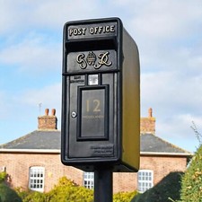 Deluxe personalisierter King George Rex schwarz & goldfarbener Briefkasten