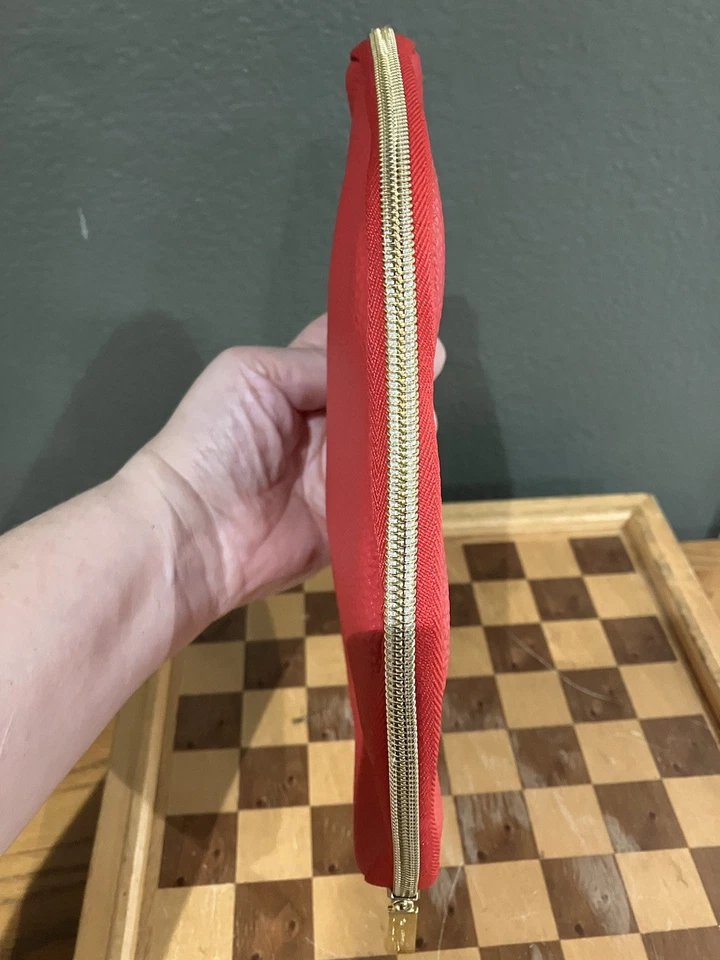 Bolsa de viaje de maquillaje cosmético Tarte Lips con cremallera forrada en rojo con púrpura Foto 4 de 4