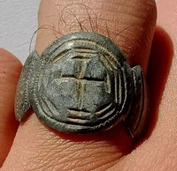 DETECTOR FINDS ANCIENT ROMAN SILVER COLOR SIGNET MILITARY RING CROSS...