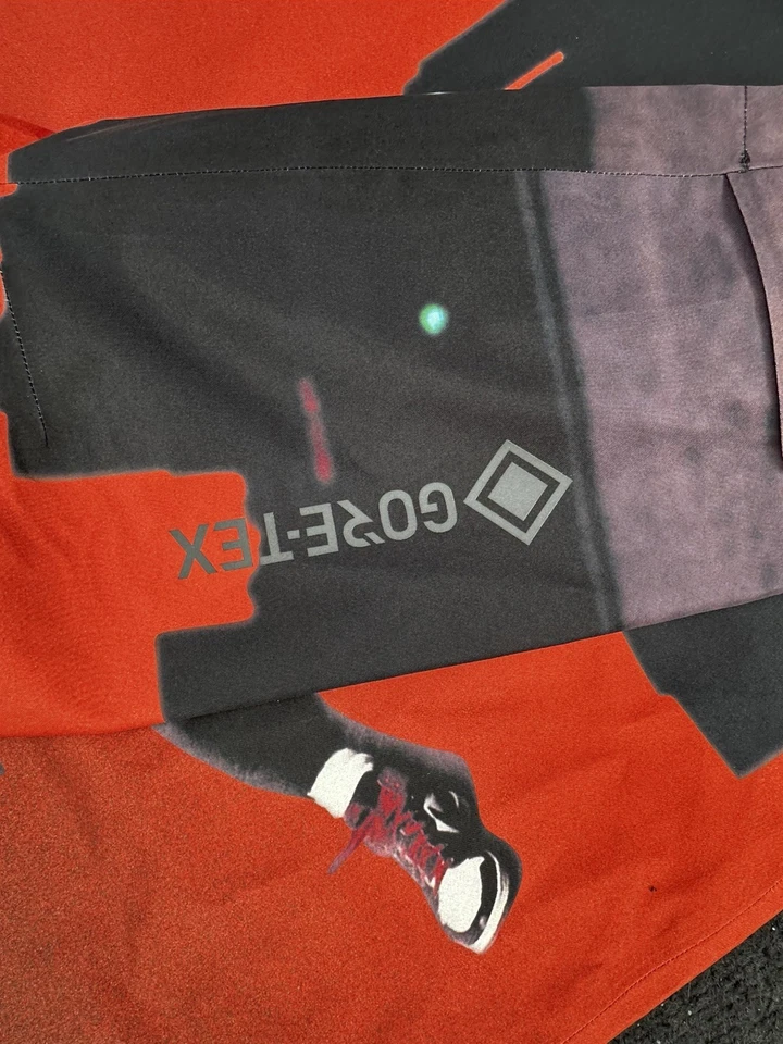 JAQUETA DE CHUVA NIKE AIR JORDAN SKYLINE GORE-TEX 2.5L HF9285-010 TAMANHO P NOVA - Imagem 4 de 4