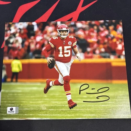 Kansas City Chiefs Patrick Mahomes Autographed 8x10 Glossy Photograph with COA!