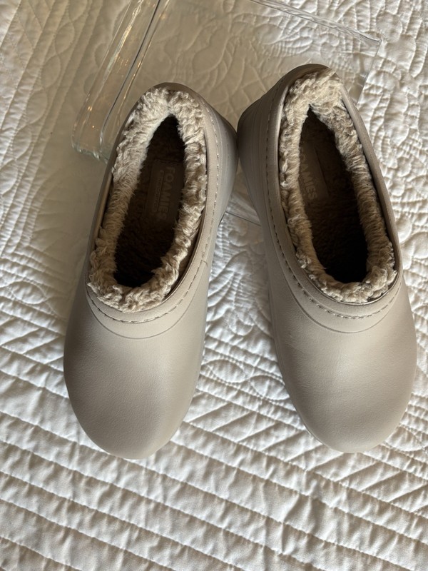 Machine Washable Skechers Foamies Classic Beige Size 7 Clogs NWOT